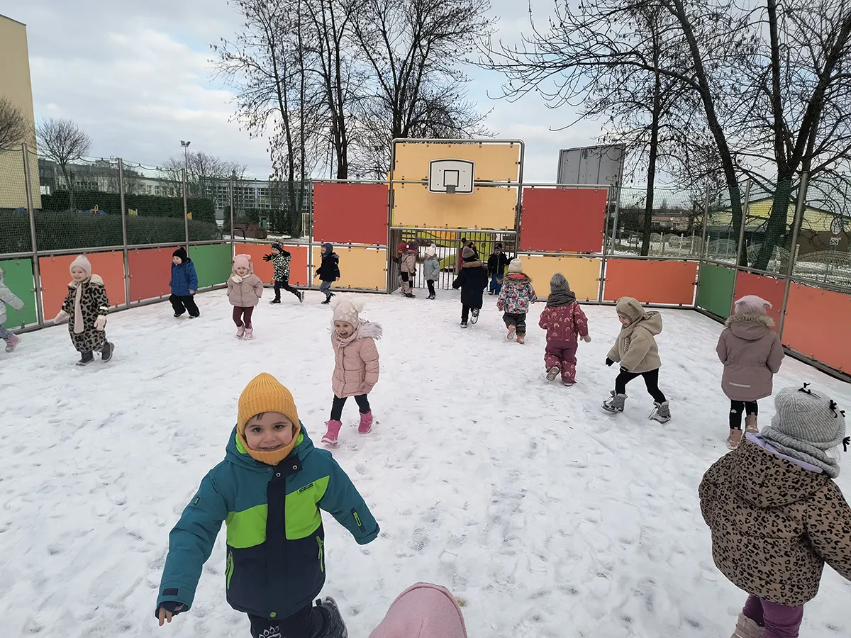  Dzieci na dworze i osoba...