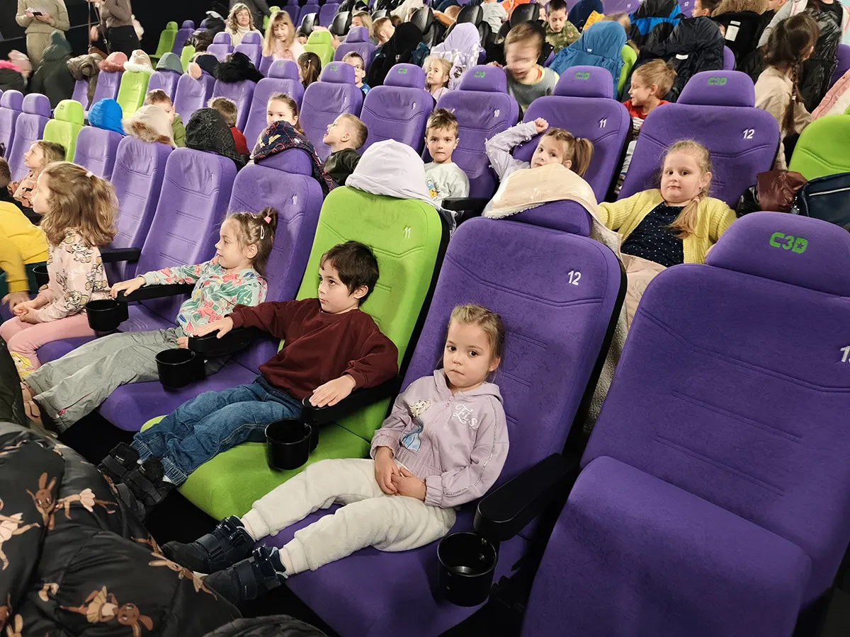  Dzieci siedzą na krzesłac...