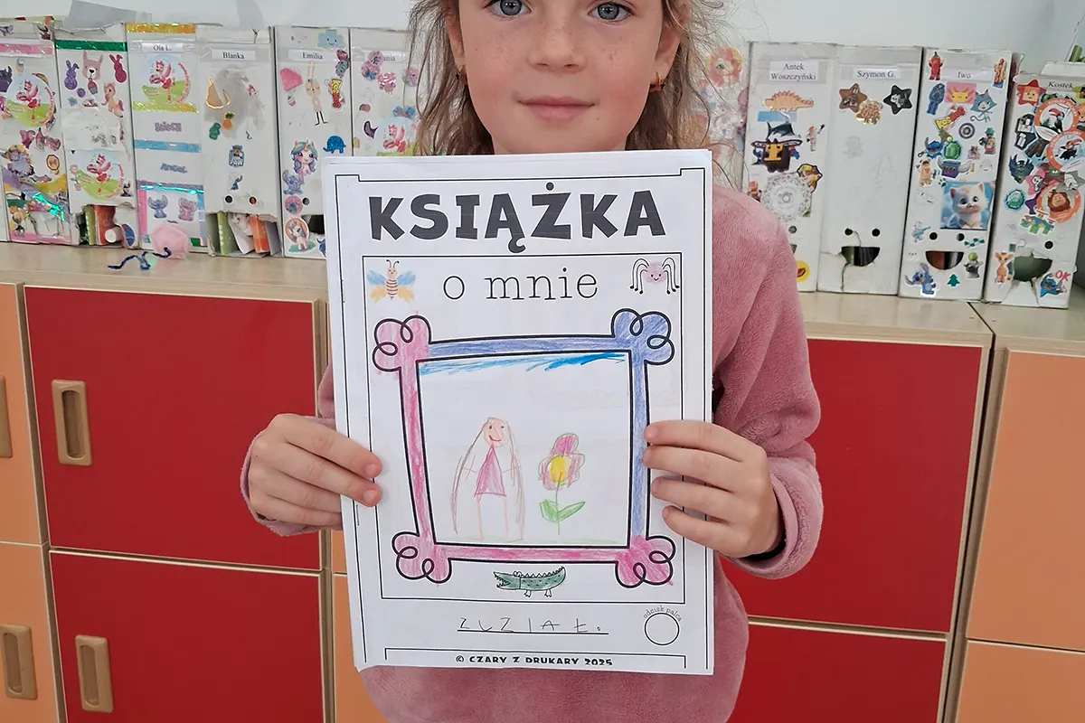  Dziecko z rysunkiem