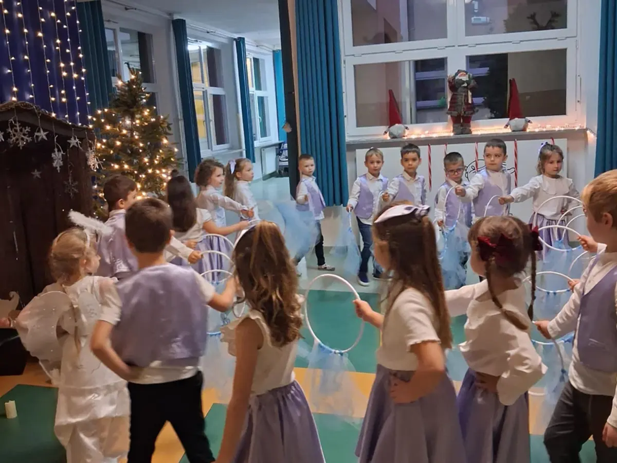  Dzieci na dywanie w kółec...