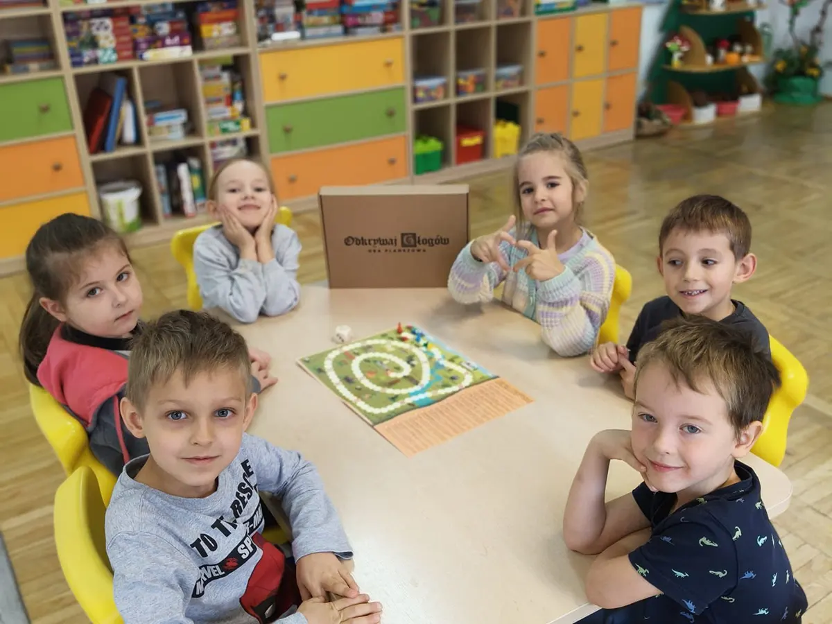  Dzieci siedzą przy stole