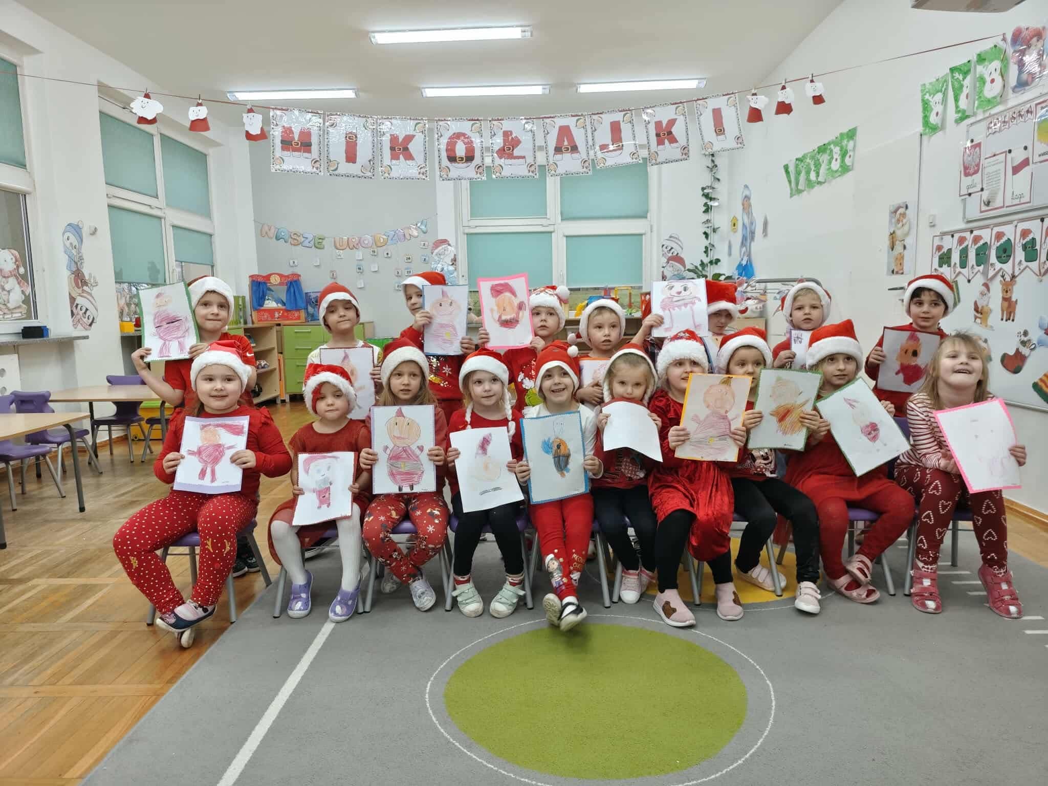  Dzieci siedzą na krzesłac...