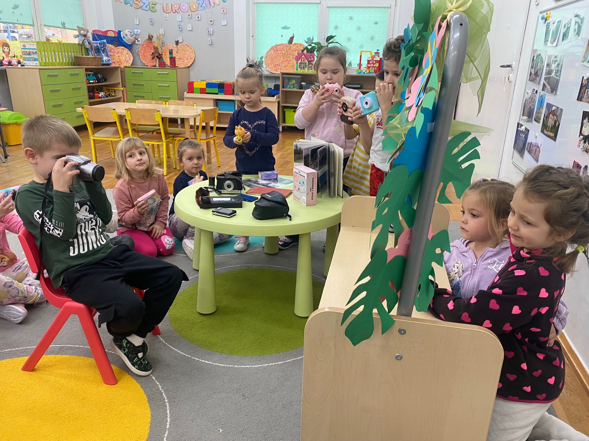  dzieci na krzesłach