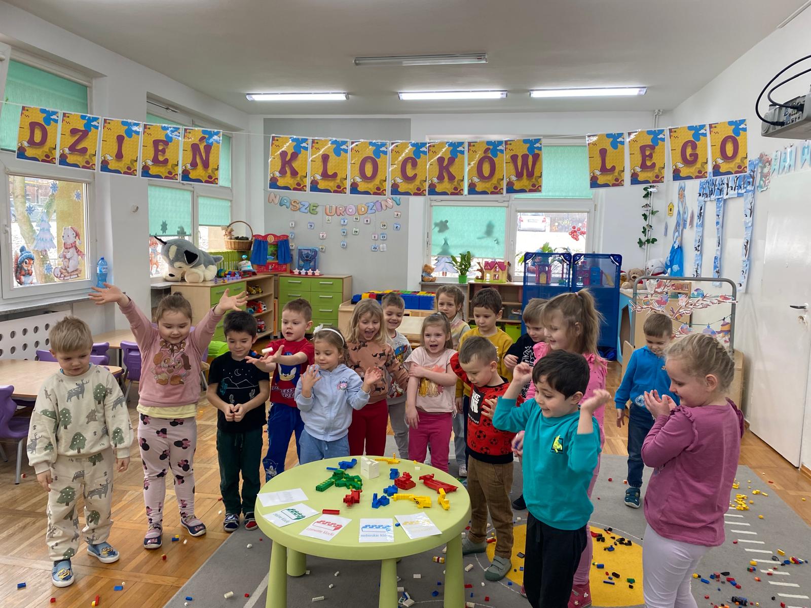  Dzieci stoją przy stoliku