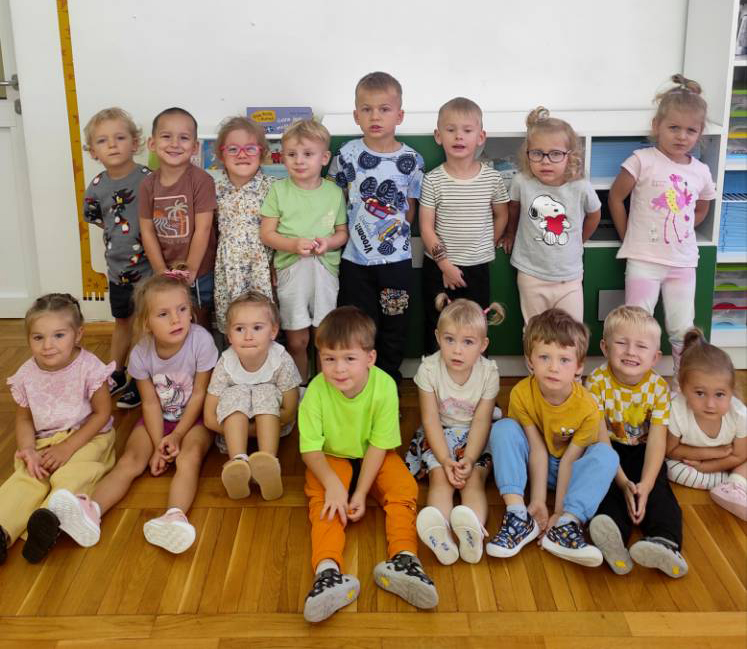  Dzieci ustawione do zdjęc...