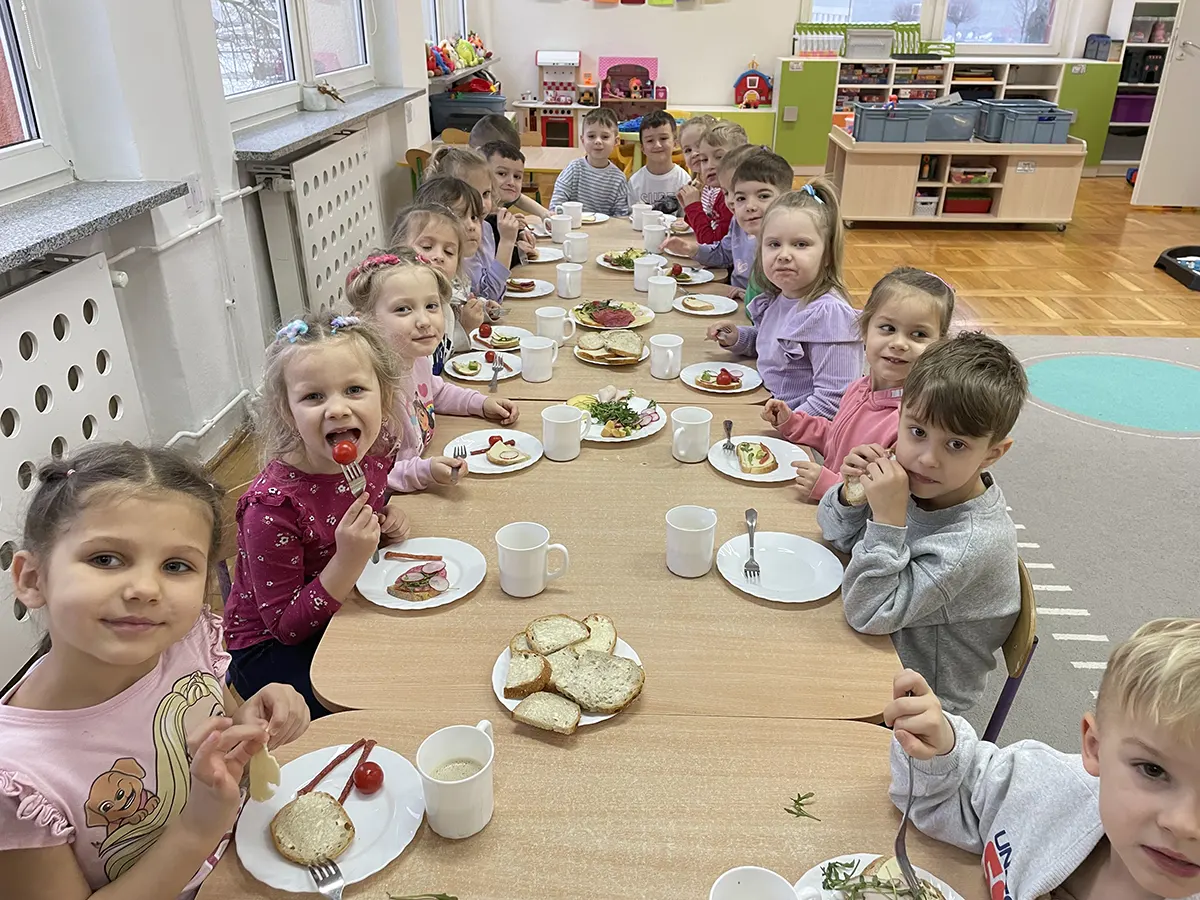  Dzieci przy stołach