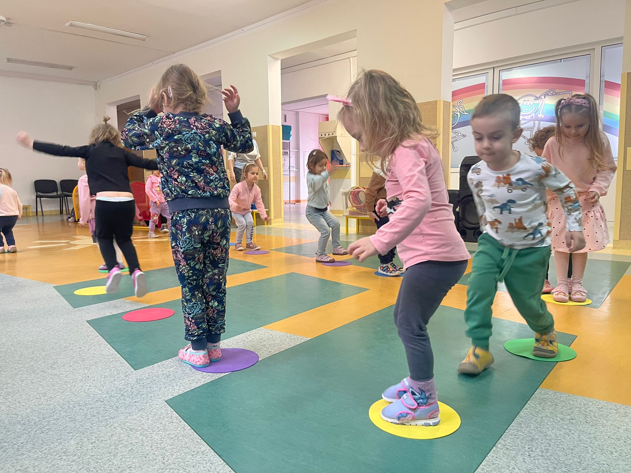  Dzieci ćwiczą na matach