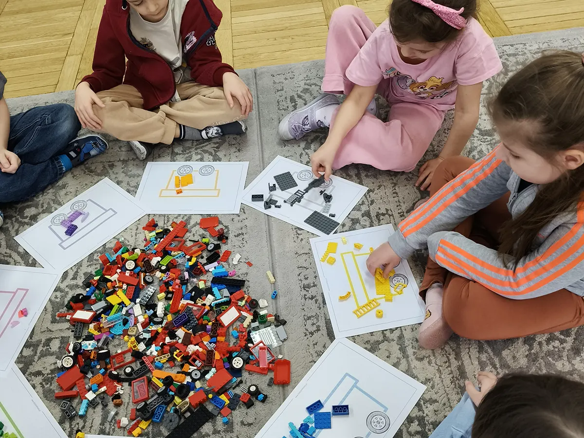  Dzieci na dywanie, klocki