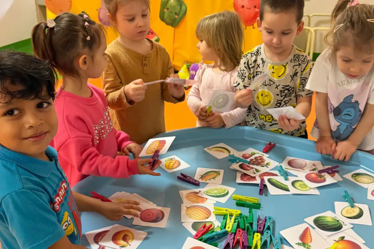  Dzieci stoją przy stole