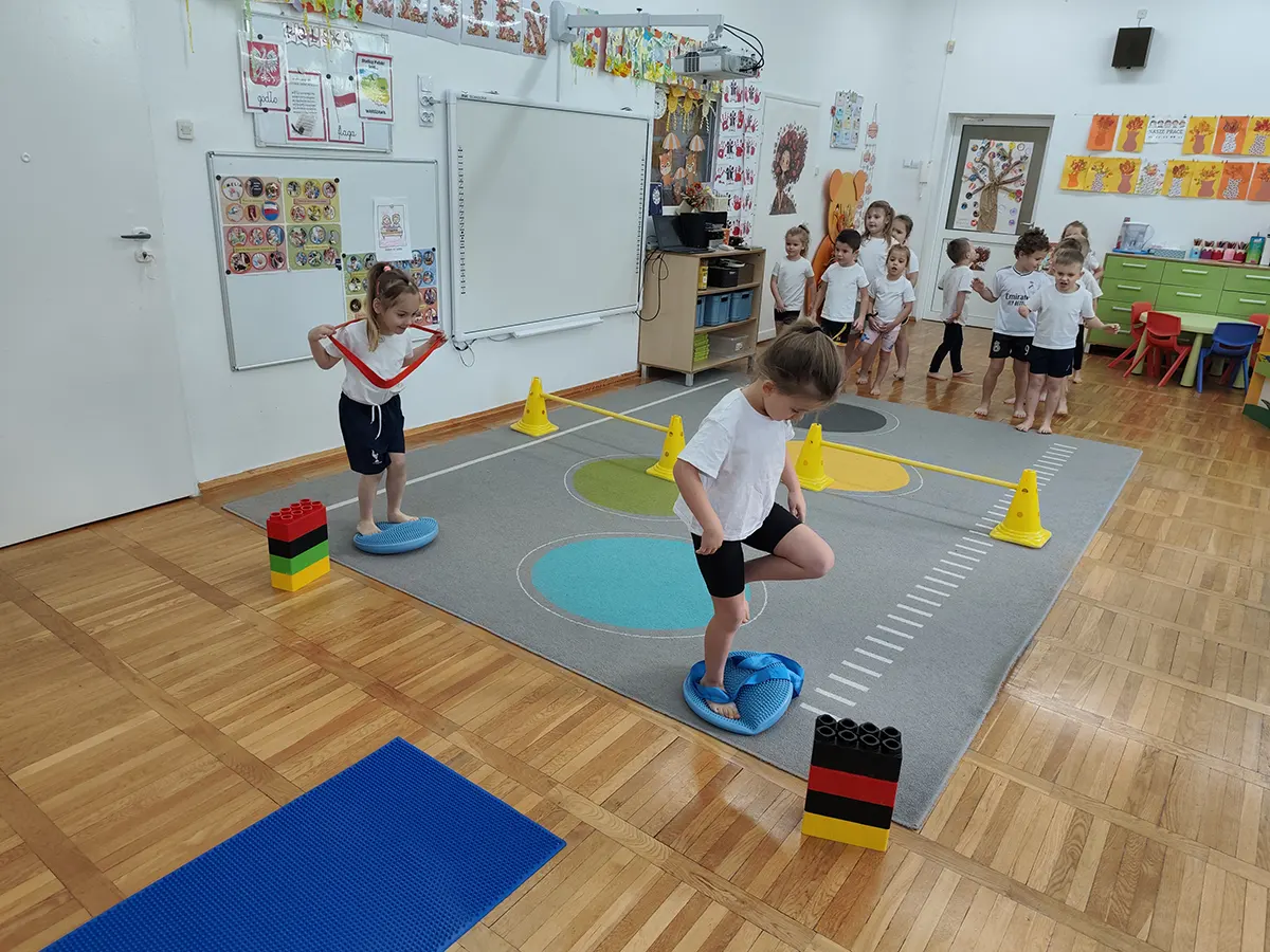  Dzieci na macie ćwiczą
