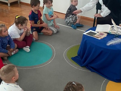 Dzieci słuchają jak Pani czyta