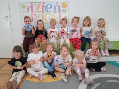Dzieci w szeregu z rysunkami