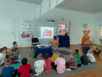 Dzieci na dywanie z wychowawcą