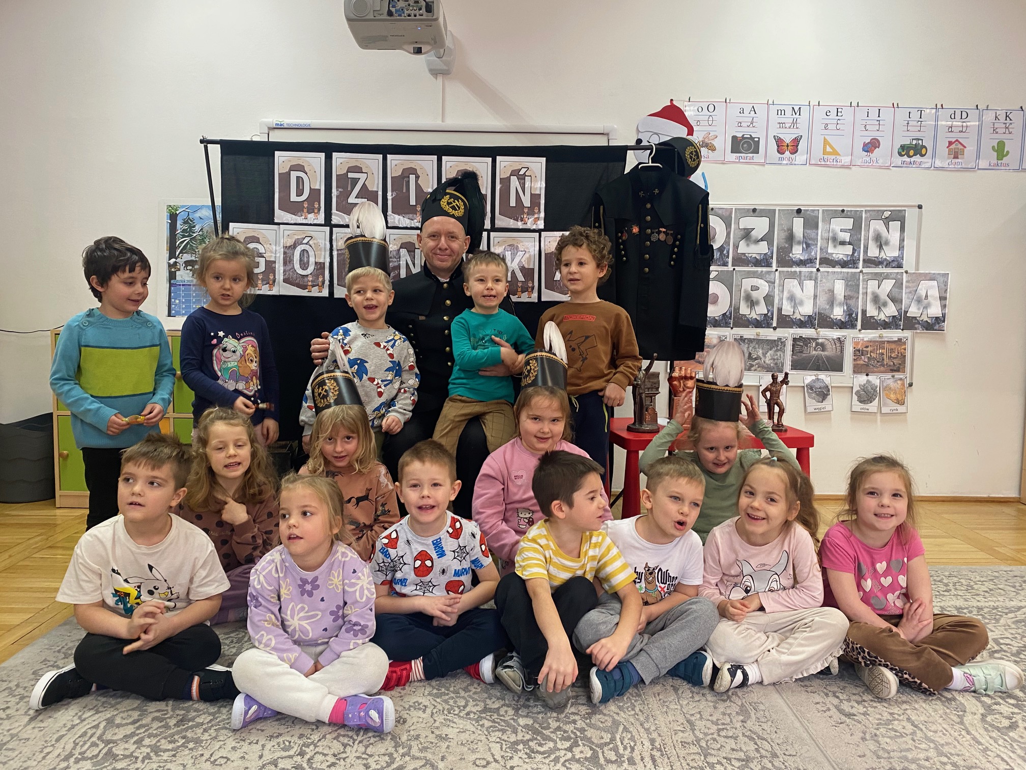  Dzieci na dywanie i górni...