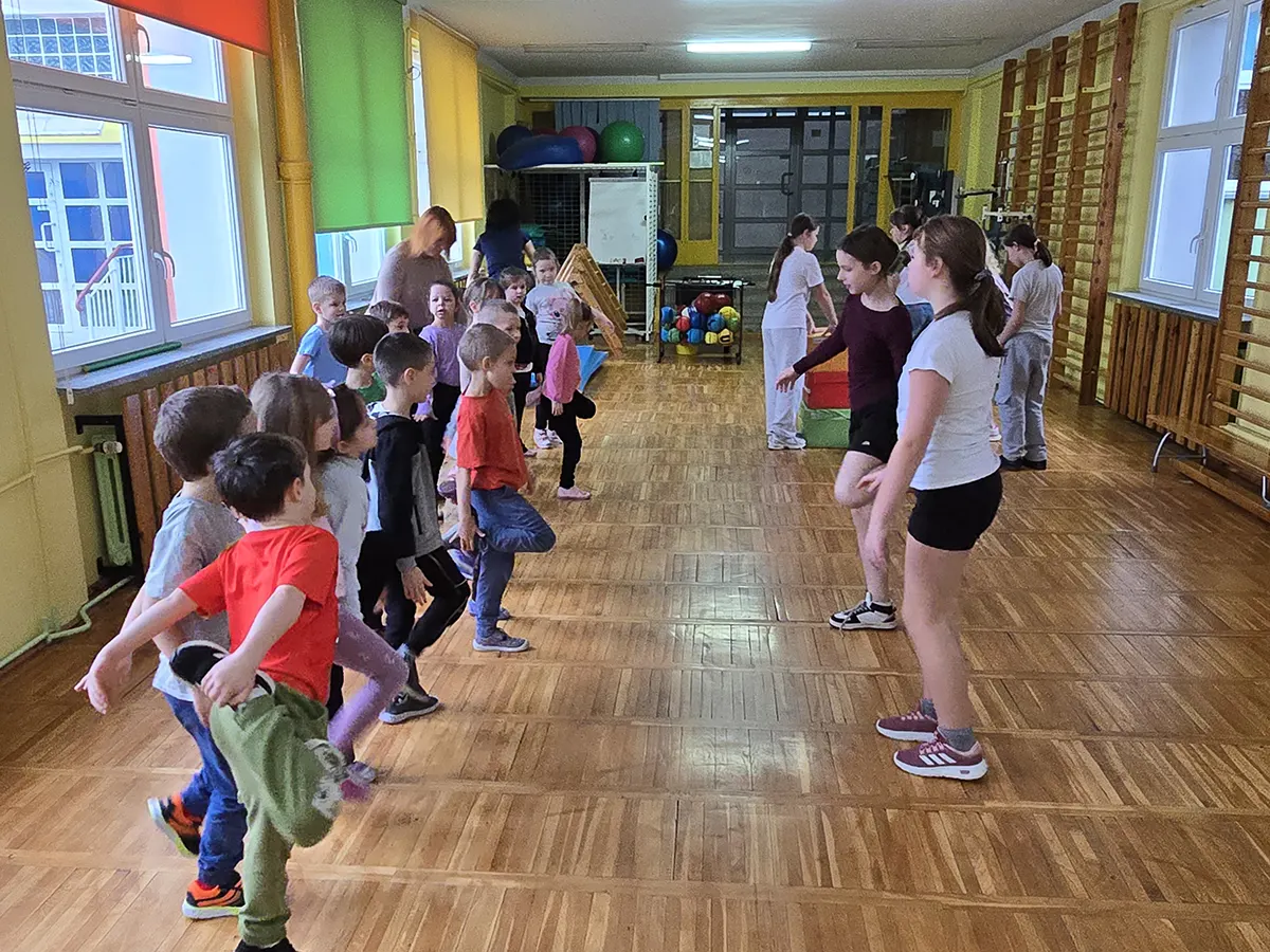  Dzieci na sali gimnastycz...