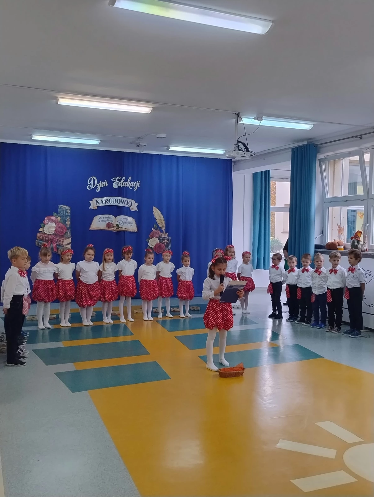 Dzieci w strojach ludowych podczas akademii z okazji Dnia Edukacji Narodowej.