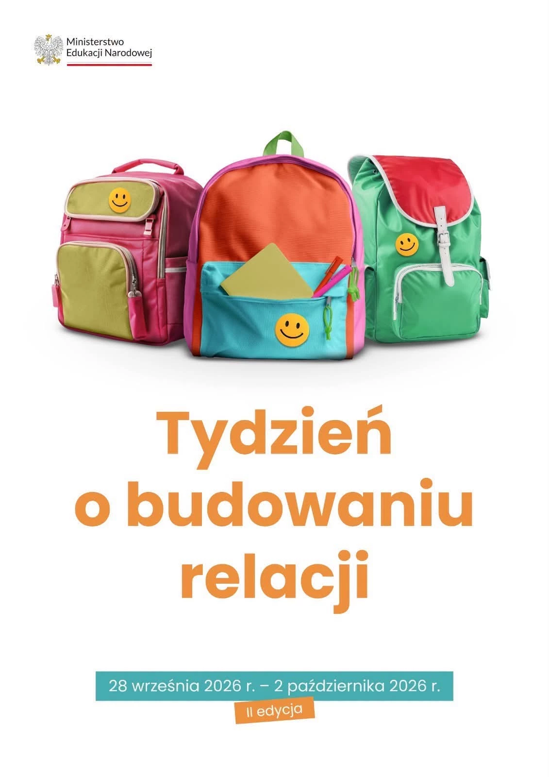 Trzy kolorowe plecaki szkolne z uśmiechniętymi buźkami.