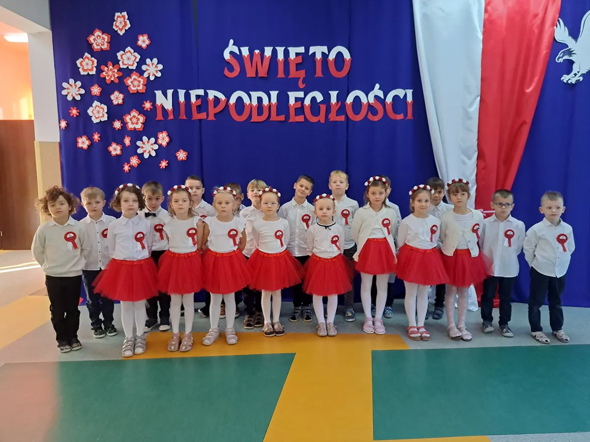  Dzieci stoją w szeregu