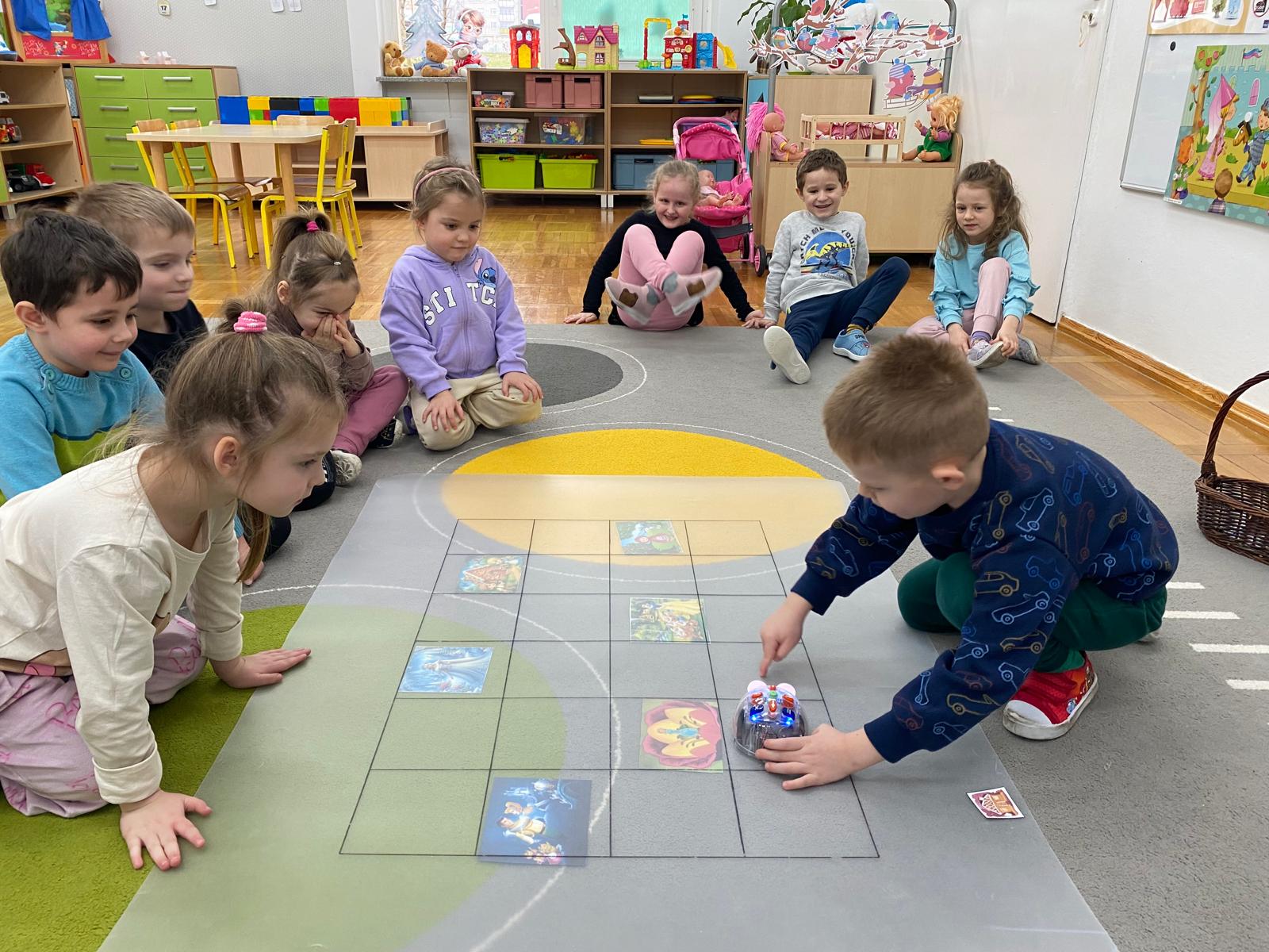  Dzieci na podłodze